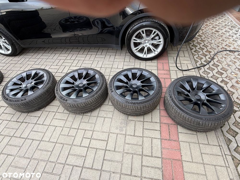 Tesla Model Y - 23