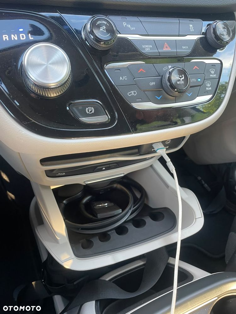 Chrysler Pacifica - 8