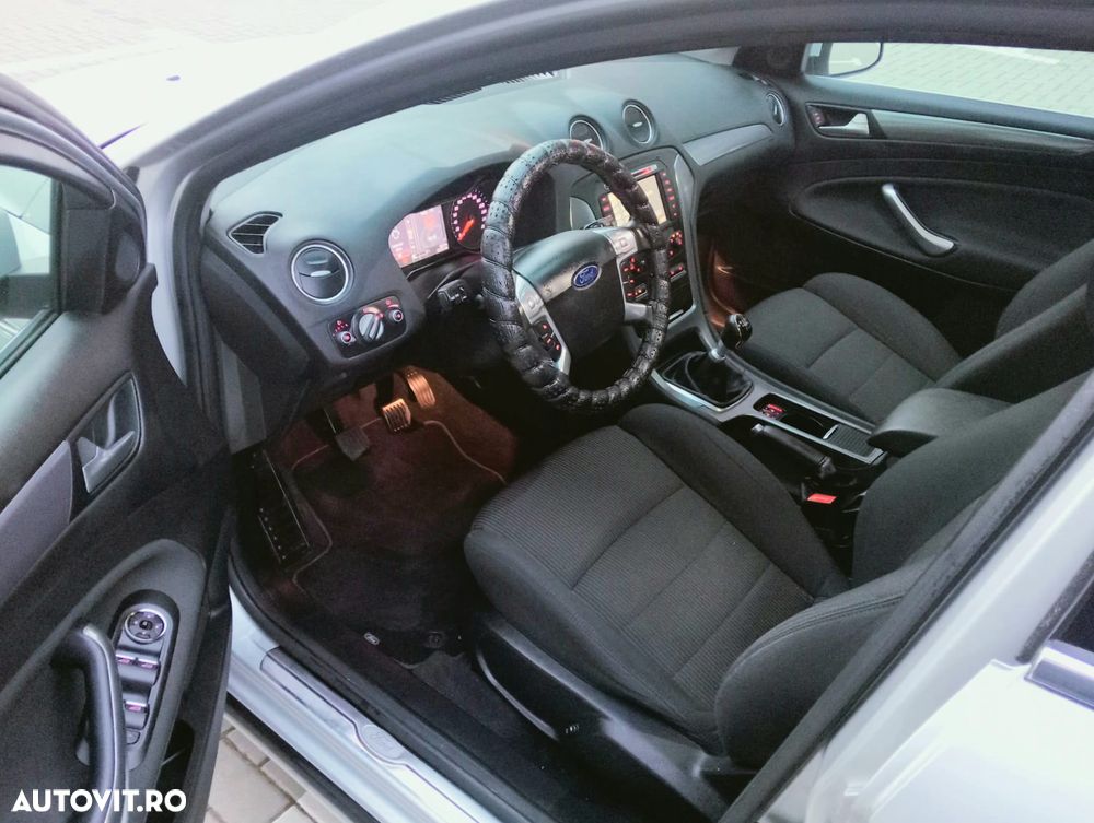 Ford Focus 1.6 TDCI Ghia - 8