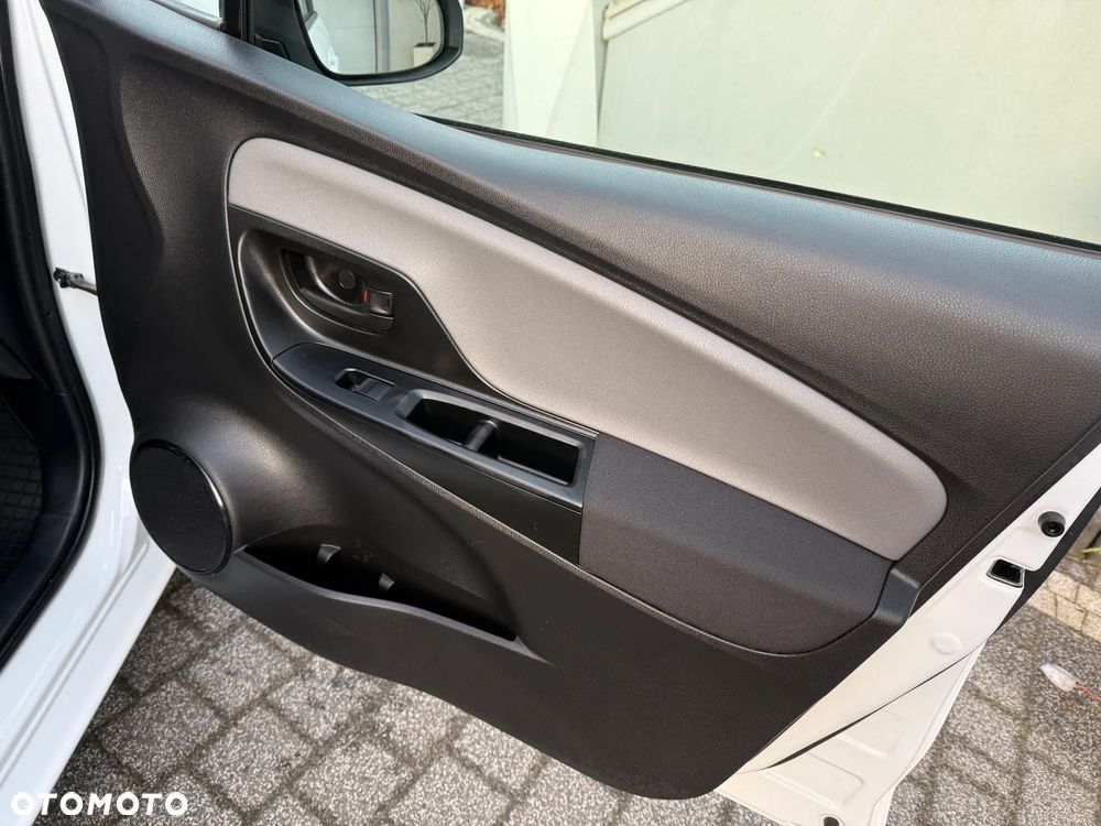 Toyota Yaris Hybrid 100 Active - 19