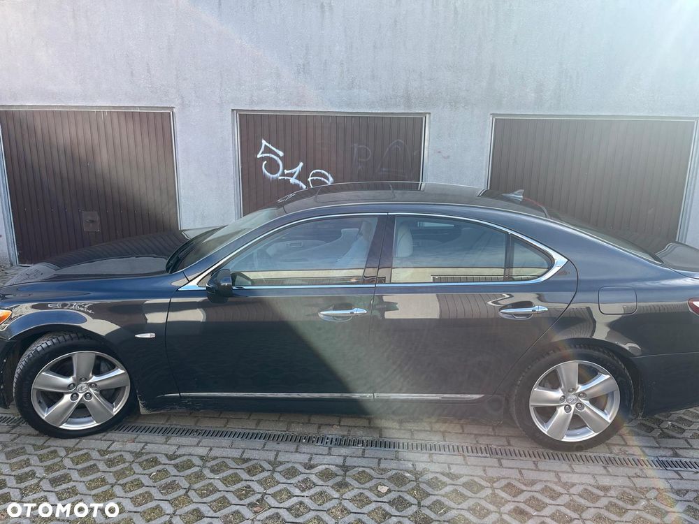 Lexus LS - 3