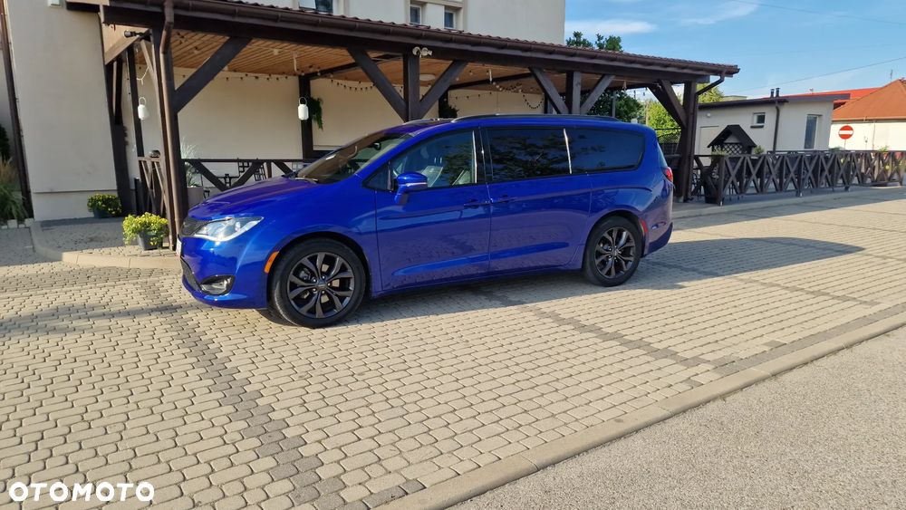 Chrysler Pacifica - 2