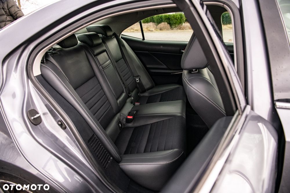 Lexus IS 300h Business - 15