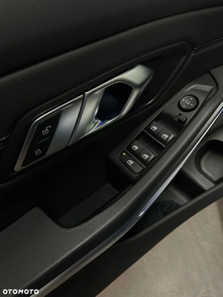 BMW Seria 3 318i Sport Line - 9