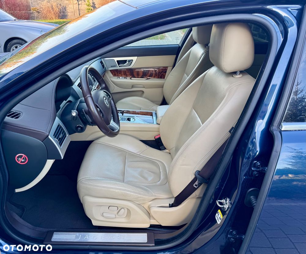 Jaguar XF 3.0 T AWD R-Sport - 11