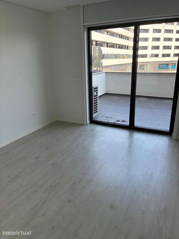 Aluga-se T2 com terraço, Av. da Europa - Grande imagem: 3/15