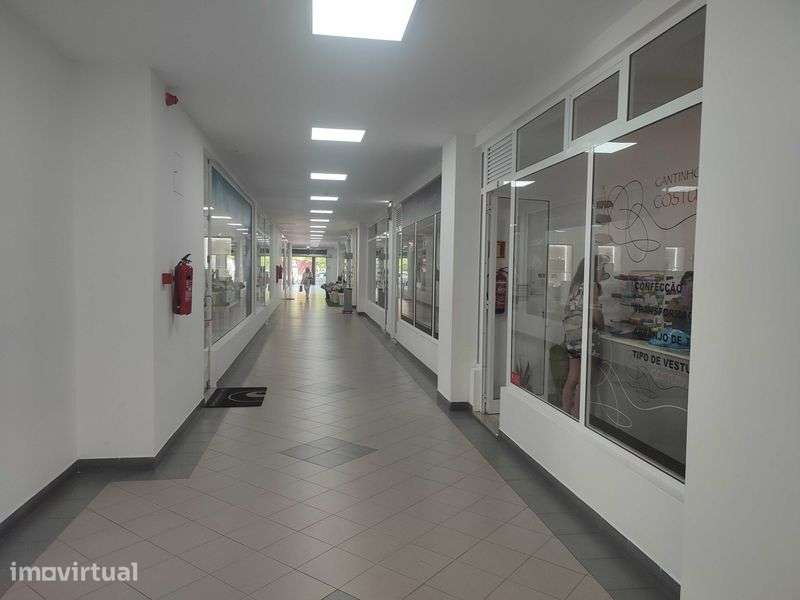 Espaço Comercial na Rua 1.º de Dezembro em Paredes - Grande imagem: 2/2