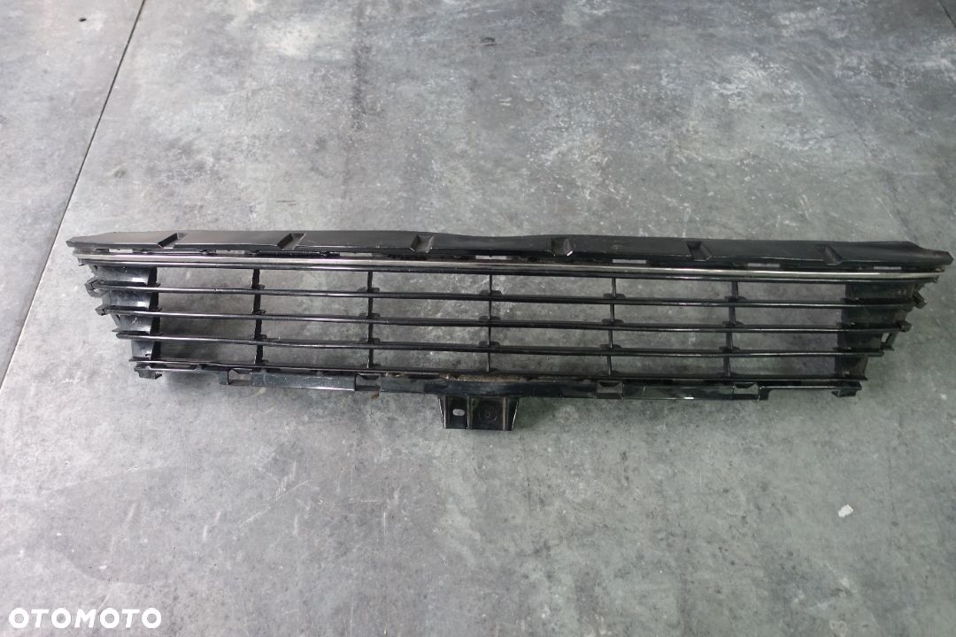 KRATKA ŚRODKOWA ZDERZAKA AURIS II LIFT - 1