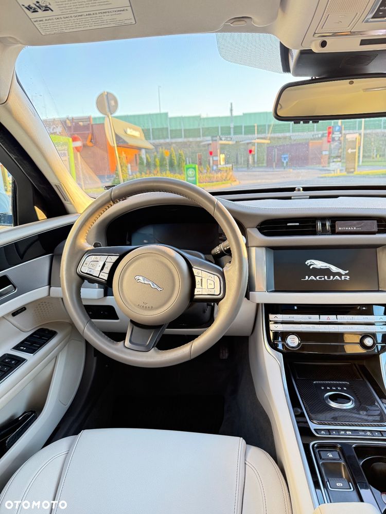 Jaguar XF 2.0 T R-Sport - 25