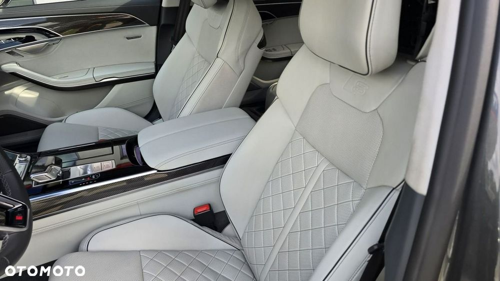 Audi S8 - 32