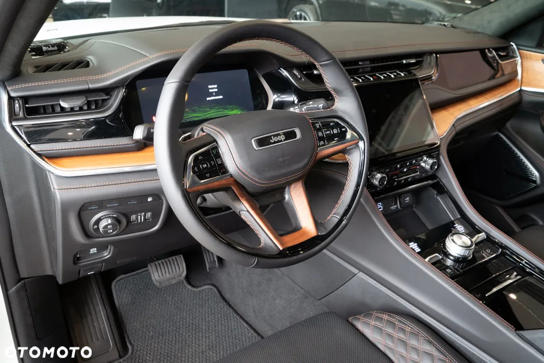 Jeep Grand Cherokee - 23