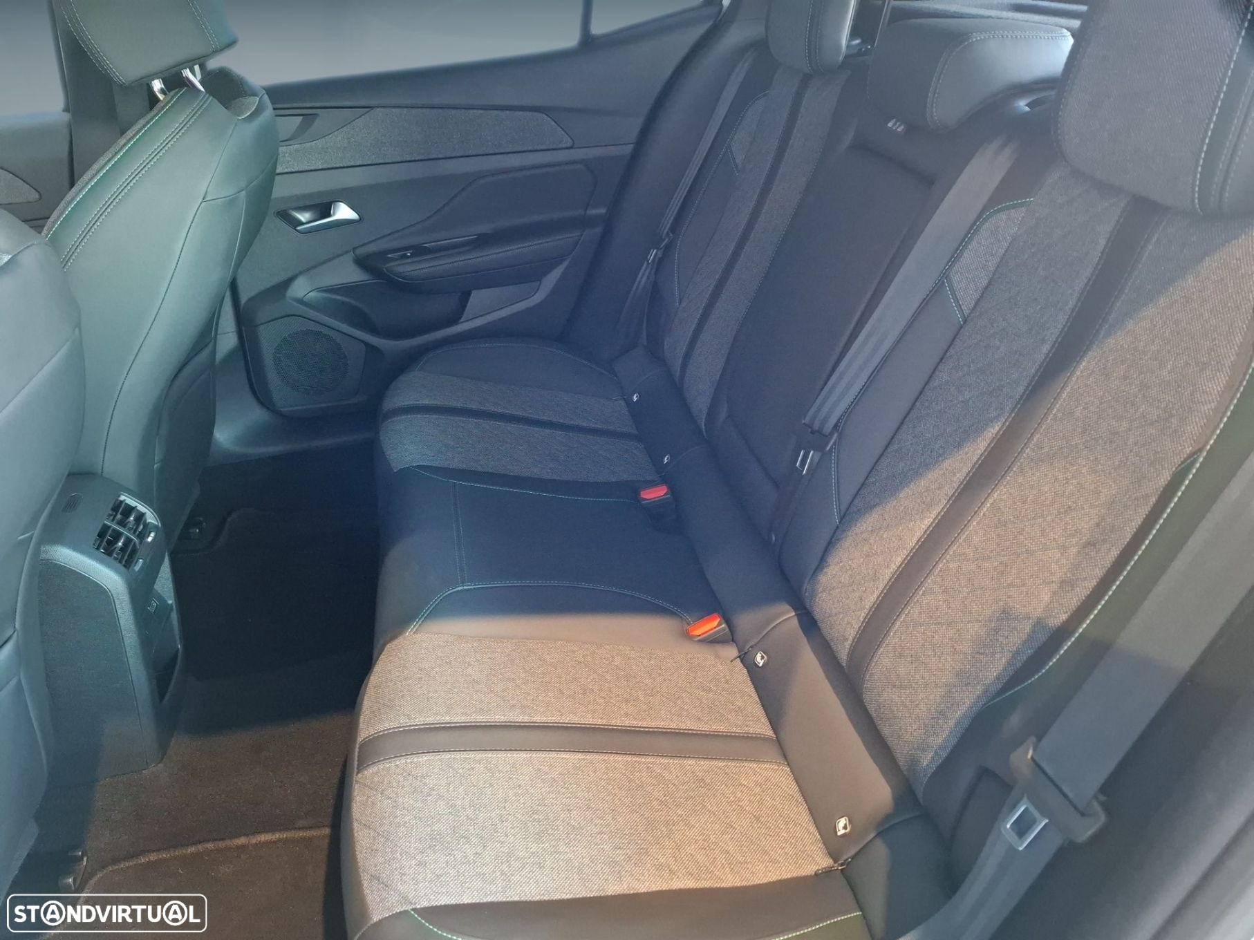 Peugeot 408 1.2 PureTech Allure EAT8 - 11