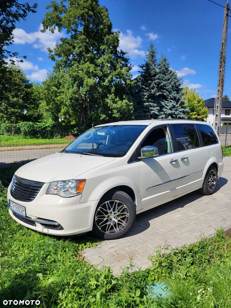 Chrysler Town & Country - 1