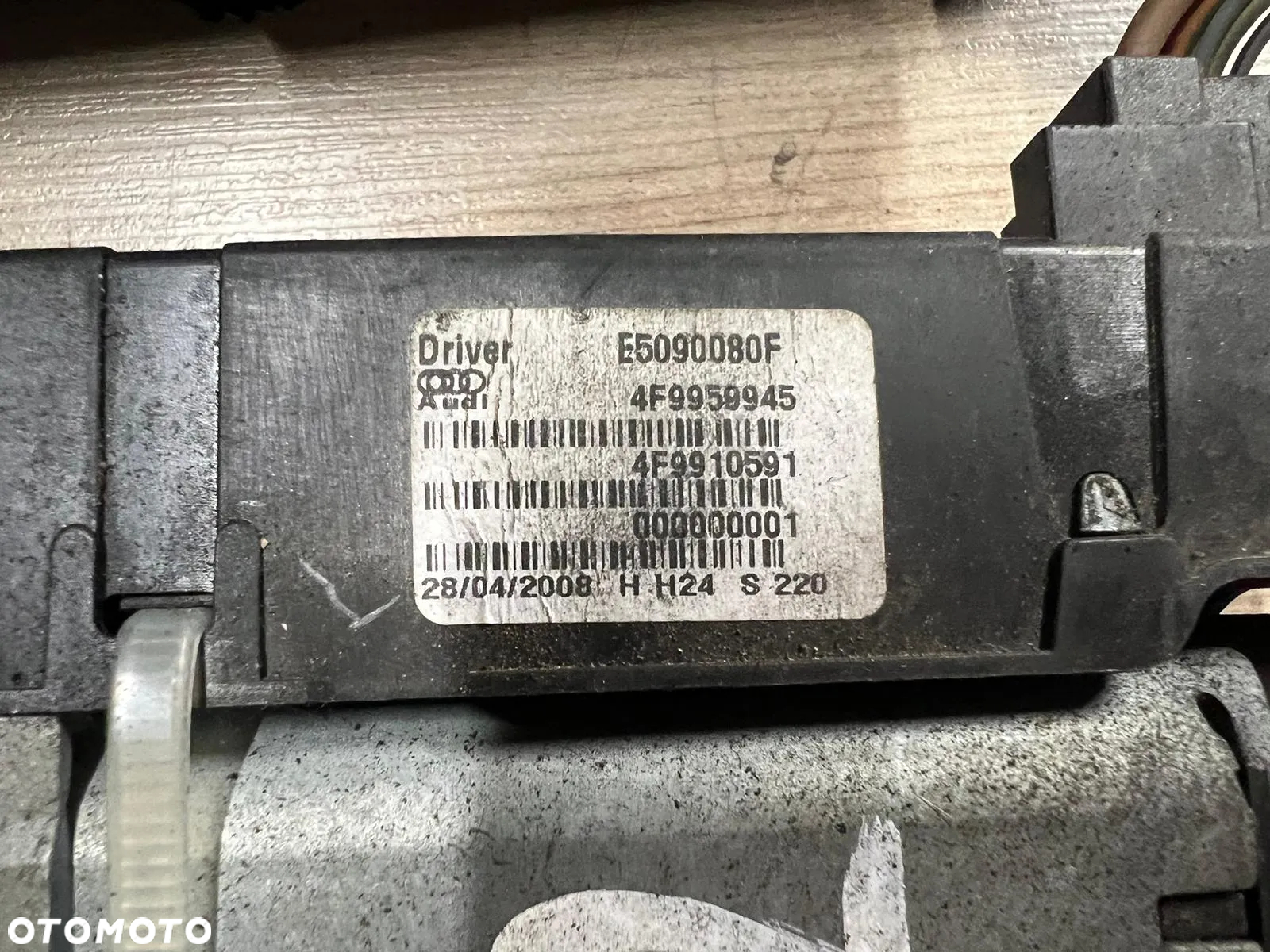 Siłowniki klapy bagażnika AUDI A4 B8 AVANT 8K9827851 8K9827852 - 3