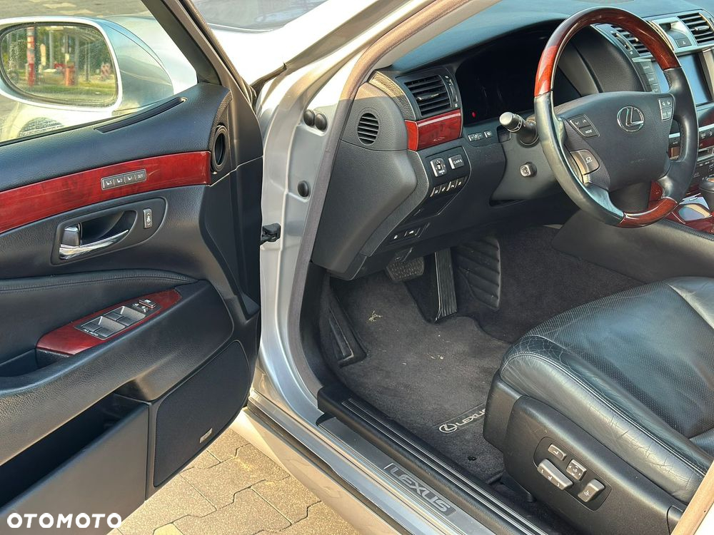 Lexus LS 460 AWD - 10