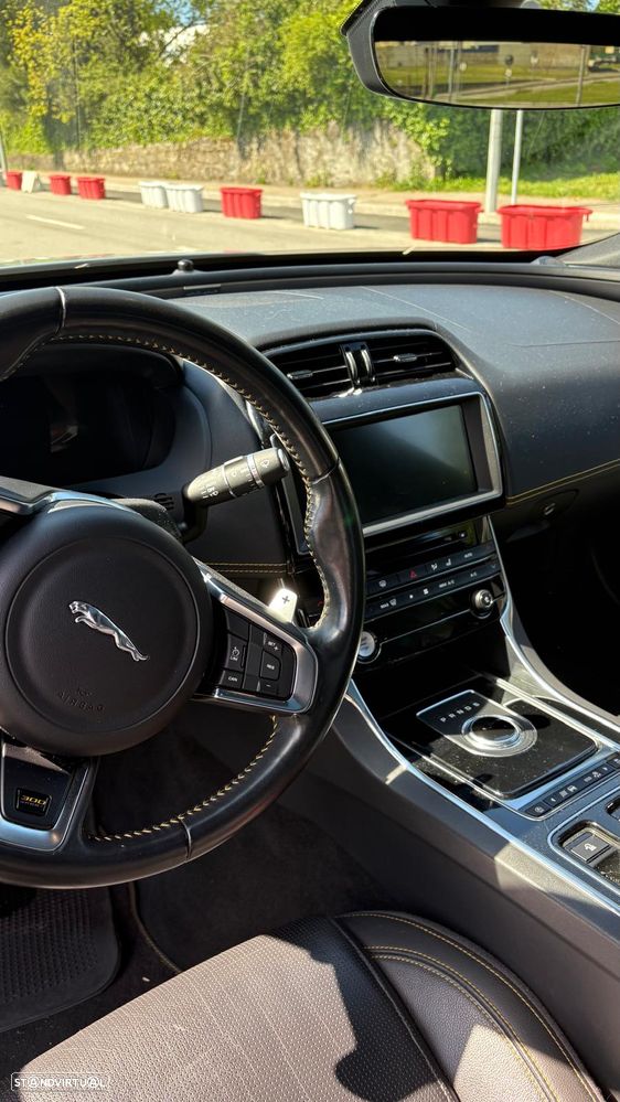 Jaguar XE 30t AWD R-Sport - 8