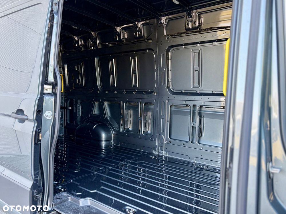 Volkswagen Crafter 35 Furgon z wysokim dachem silnik: 2,0 l EU6 SCR 177 KM / skrzynia biegów: Przedni napęd manualna 6-biegowa rozstaw osi: 4490 mm - 11