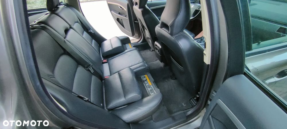 Volvo V70 2.4D Momentum - 33
