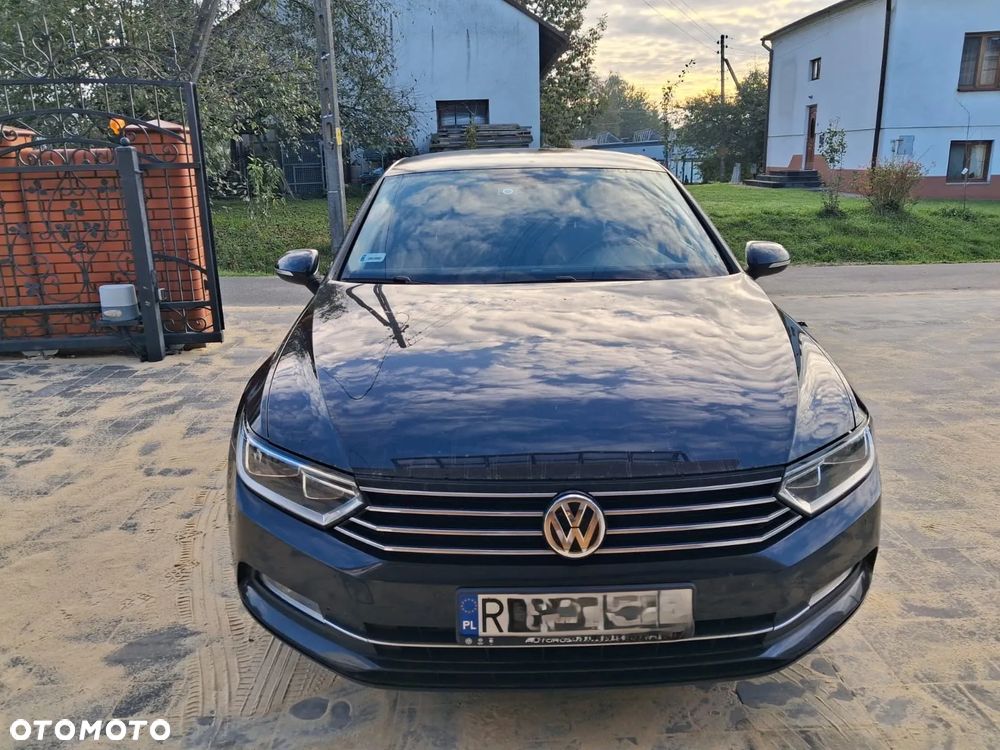 Volkswagen Passat - 1