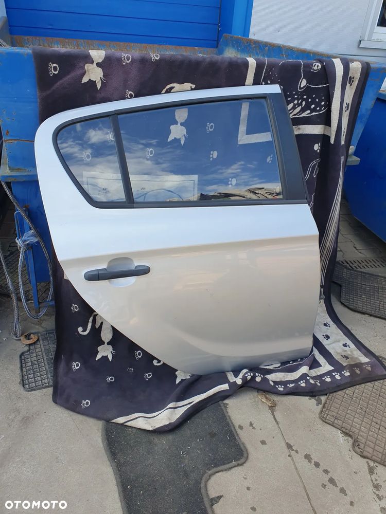 HYUNDAI i20 I LIFT RYS DRZWI PRAWY TYŁ