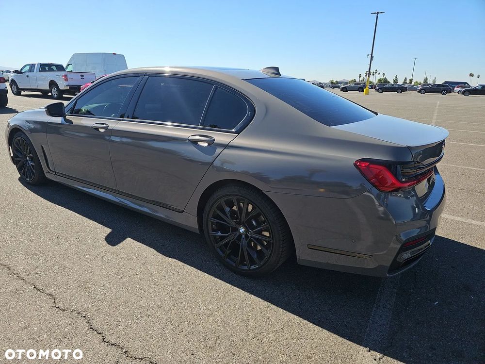 BMW Seria 7 740i sport - 3