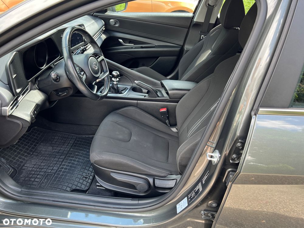 Hyundai Elantra - 16