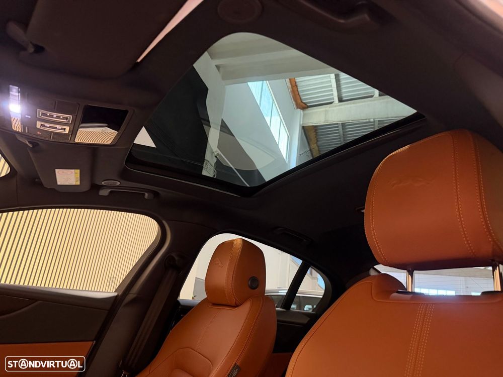 Jaguar XE 2.0 i4 R-Dynamic HSE - 31