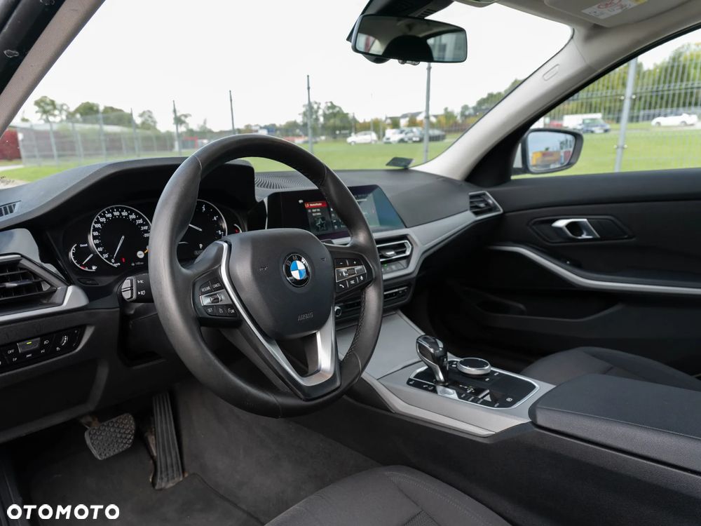BMW Seria 3 318d - 16