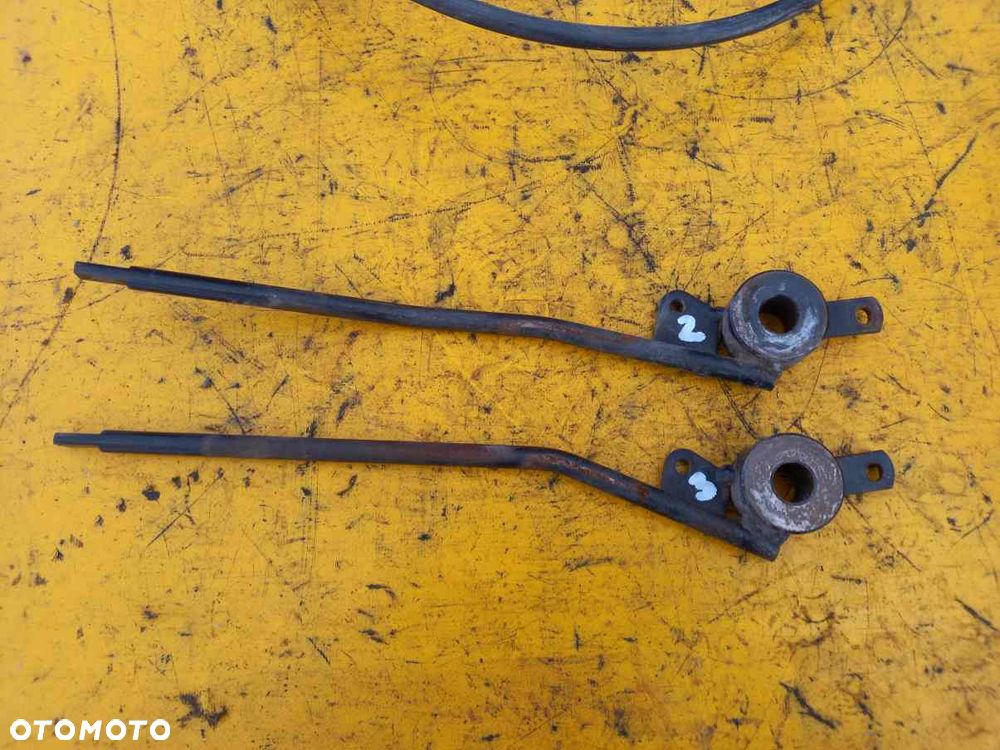 Linka dźwignie sekcji hydraulicznej Massey Ferguson 8150 - 2