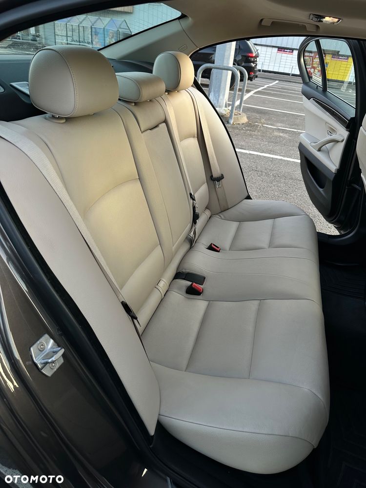 BMW Seria 5 528i xDrive Sport-Aut - 24