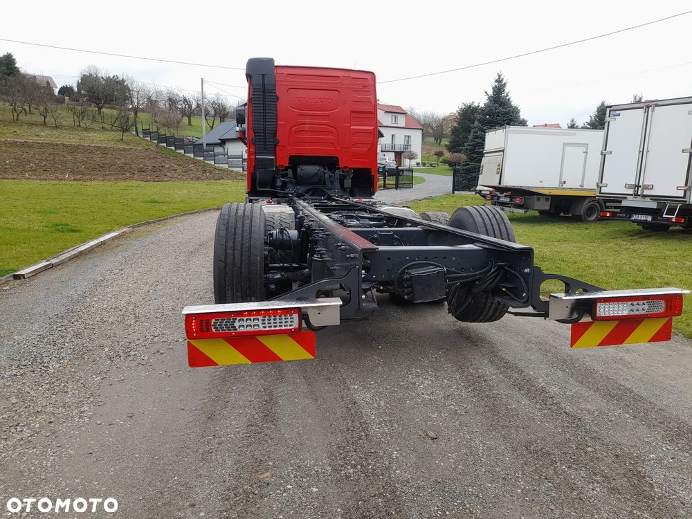 Volvo FH 16 650koni 6x2 OŚ SKRĘTNA PODNOSZONA // JEDYNY TAKI// RAMA DO ZABUDOWY// HDS dzwig żuraw do lasu drewna tarcicy // DO ŻYWCA// asenizacyjny// HOLOWNIK// FULL opcja ze SZWAJCARI - 4