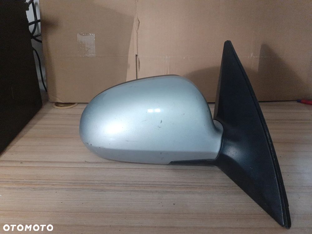 # LUSTERKO PRAWE HYUNDAI I30 5PIN 2R - 1