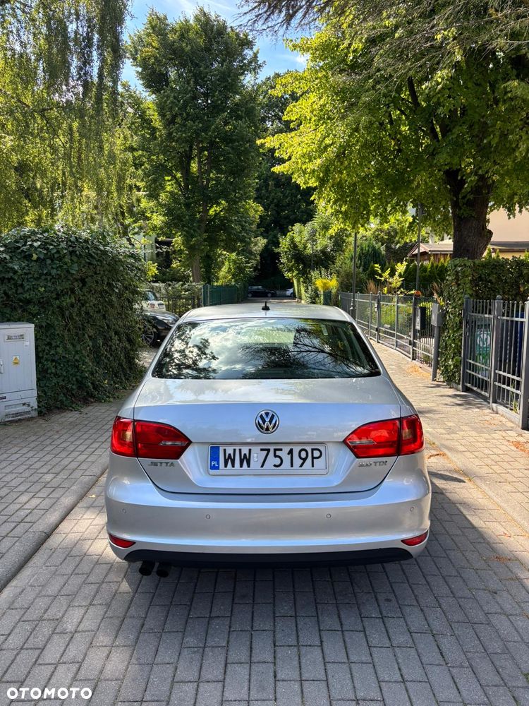 Volkswagen Jetta 2.0 TDI Highline - 14