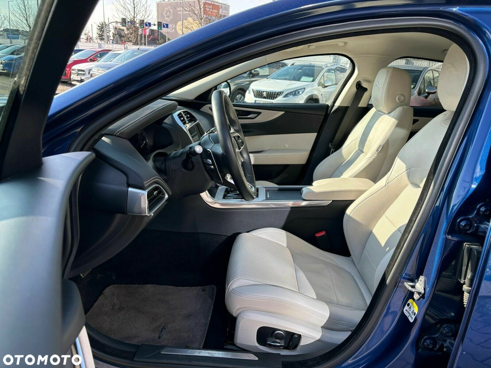 Jaguar XE 2.0 P250 R-Dynamic Black - 12