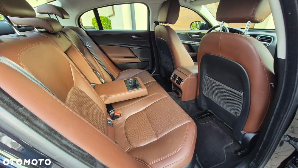 Jaguar XE 2.0 D Portfolio - 8
