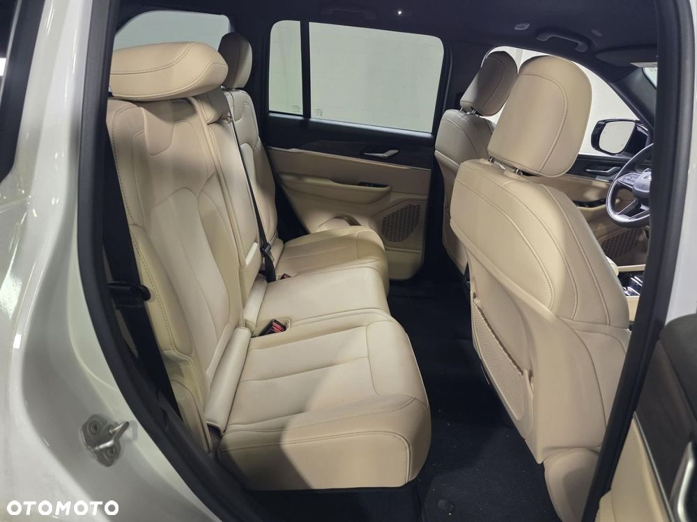 Jeep Grand Cherokee - 16