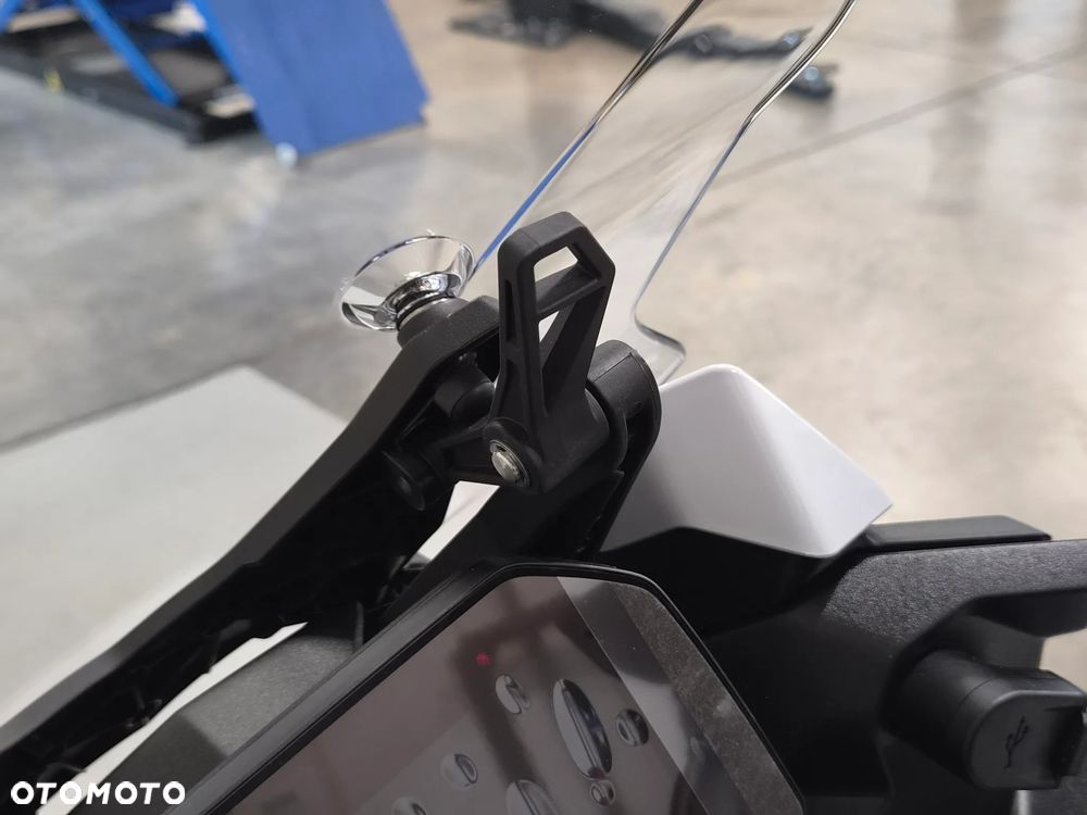 BMW XR - 17