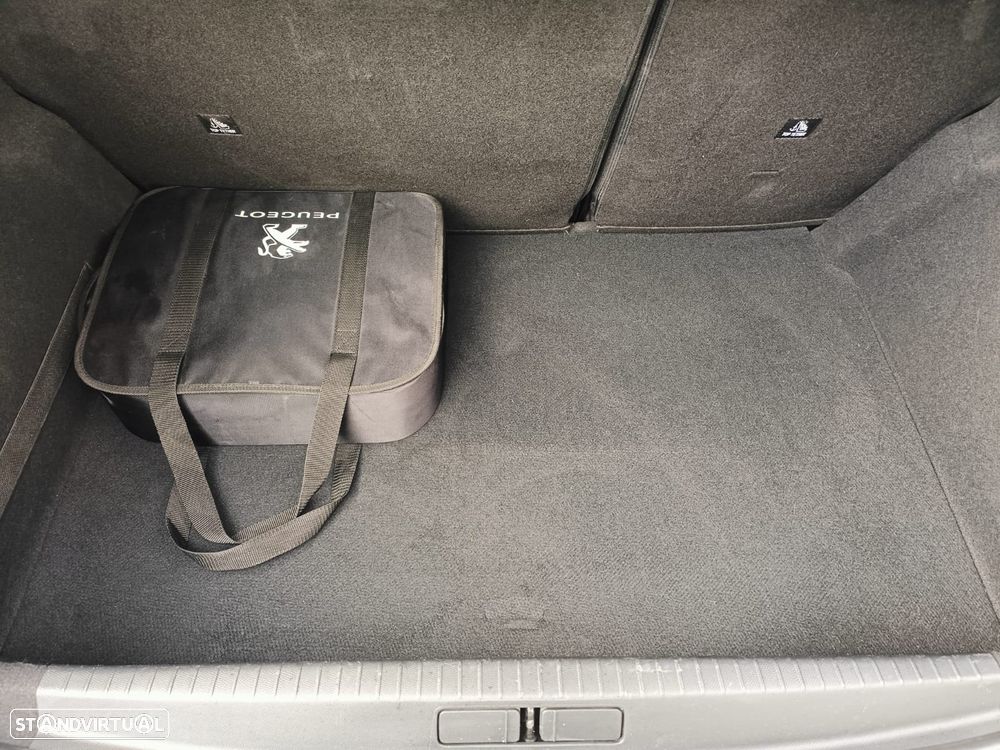 Peugeot e-208 GT - 10