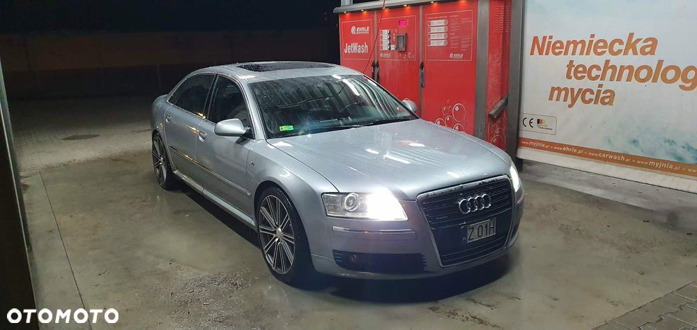 Audi A8 4.2 L Quattro - 4