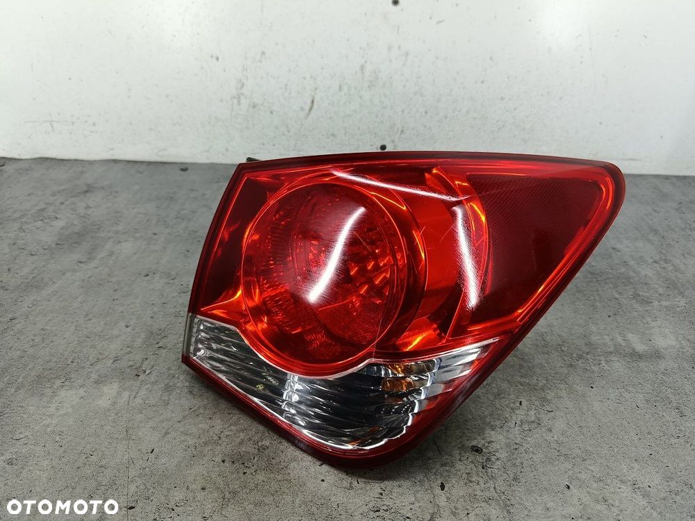 LAMPA TYLNA PRAWA CHEVROLET CRUZE I SEDAN - 2