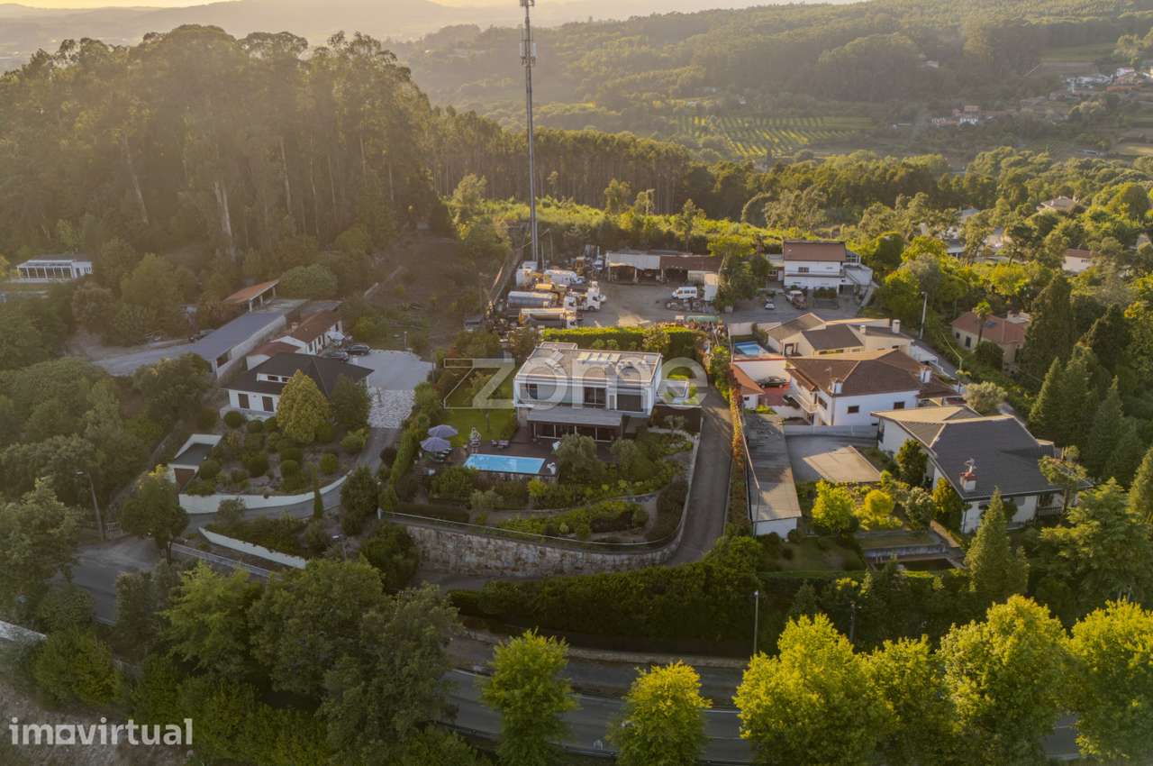 Moradia T4 contemporânea com piscina e amplo jardim, na Cruz - Grande imagem: 3/60