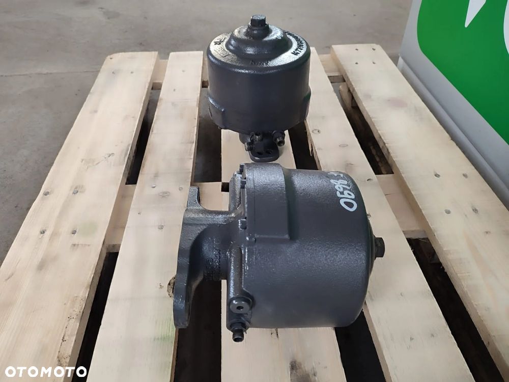 Siłownik hamulca tarczowego tył M731850001010 MASSEY FERGUSON 8690 - 4