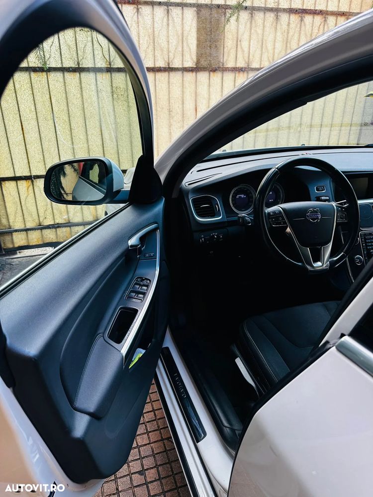 Volvo S60 D5 AWD Geartronic Momentum - 9