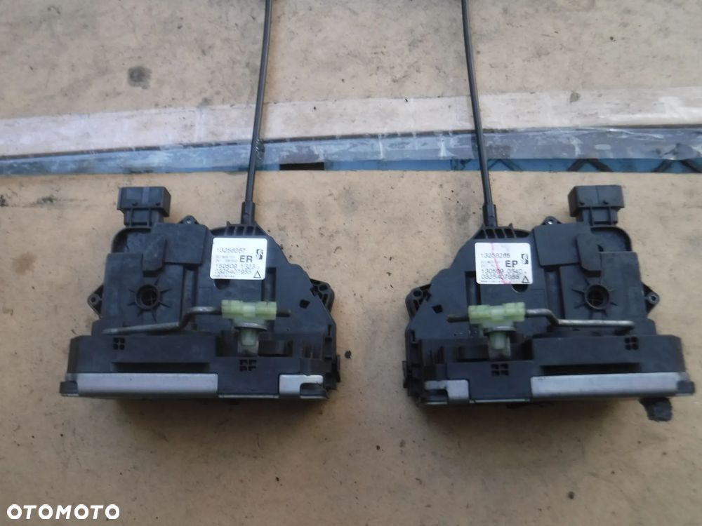 Opel Corsa D zamek drzwi tyl 13258267 13258265 - 1