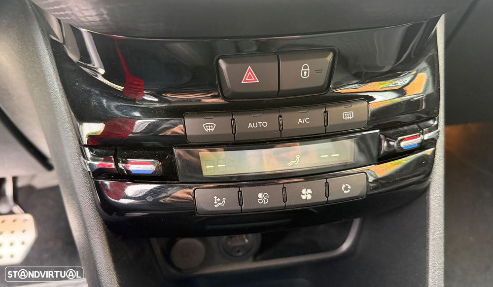 Peugeot 2008 1.2 PureTech GT Line EAT6 - 32