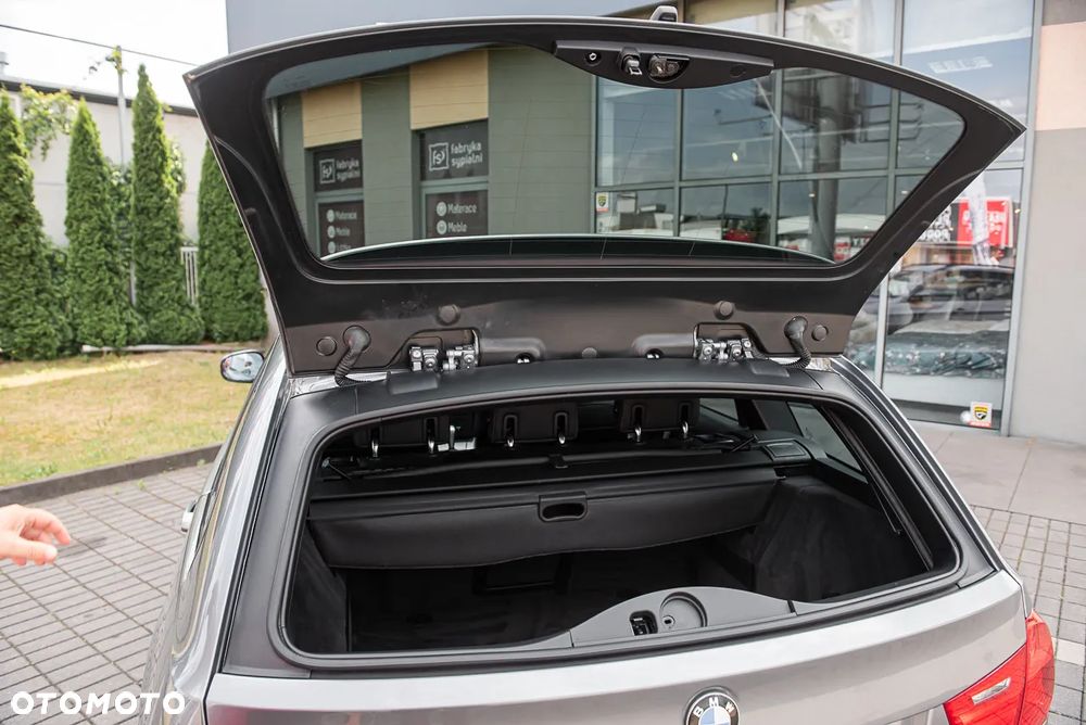 BMW Seria 3 320d xDrive DPF Touring - 30