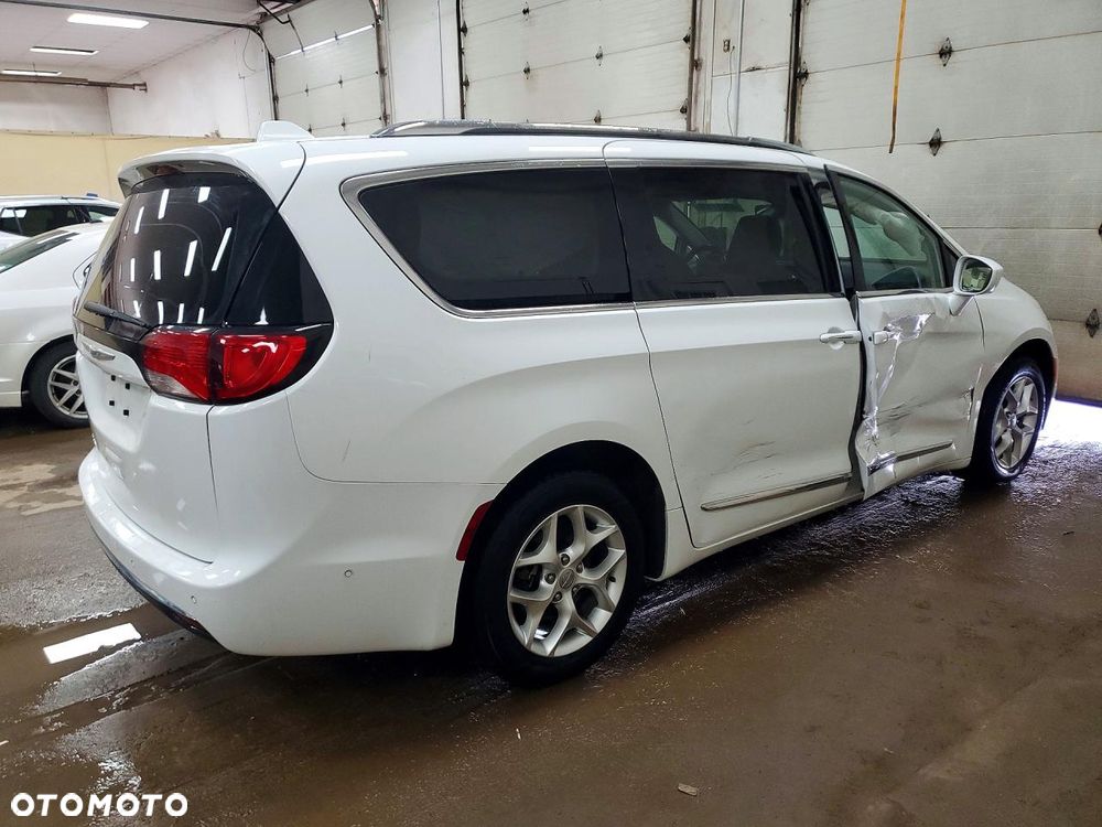 Chrysler Pacifica - 3