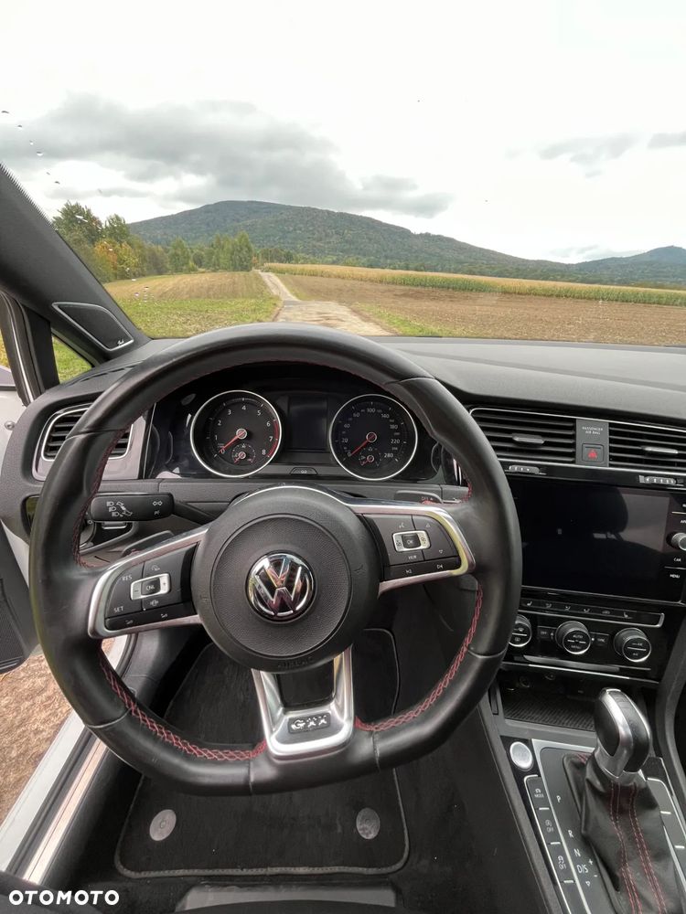Volkswagen Golf - 8