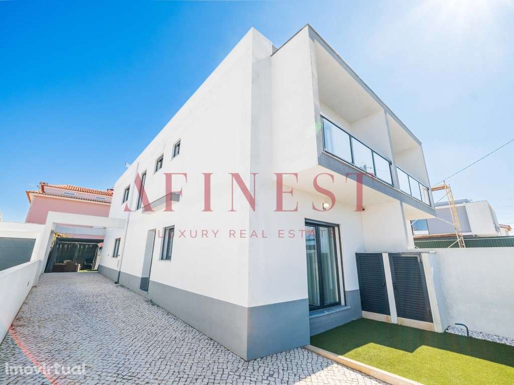 MORADIA T3+1 MODERNA EM FERNÃO FERRO | 2023 | LOGRADOURO PARA 3 CARROS - Grande imagem: 2/48