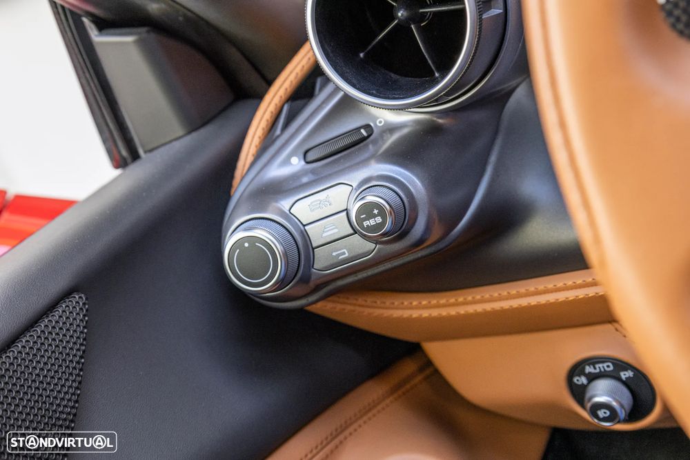 Ferrari F8 Tributo 3.9 Twin-Turbo V8 - 29